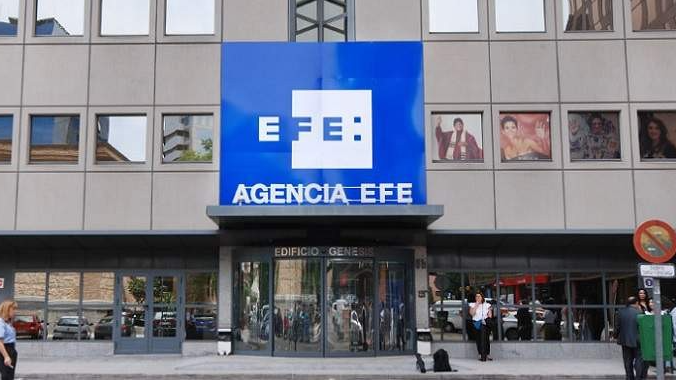 La agencia EFE llama «civiles» a sujetos armados con fusiles