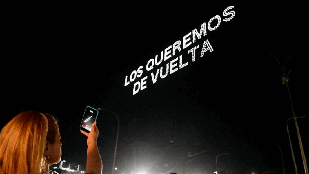 Drones iluminan el cielo para exigir la liberación de Nicolás y Cilia