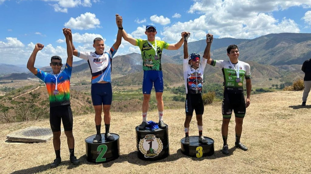 Más de 100 ciclistas conquistan el Desafío al Monumento de la Juventud