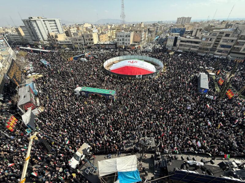 Irán despide a Larijani y a tripulantes del Dena en funeral multitudinario