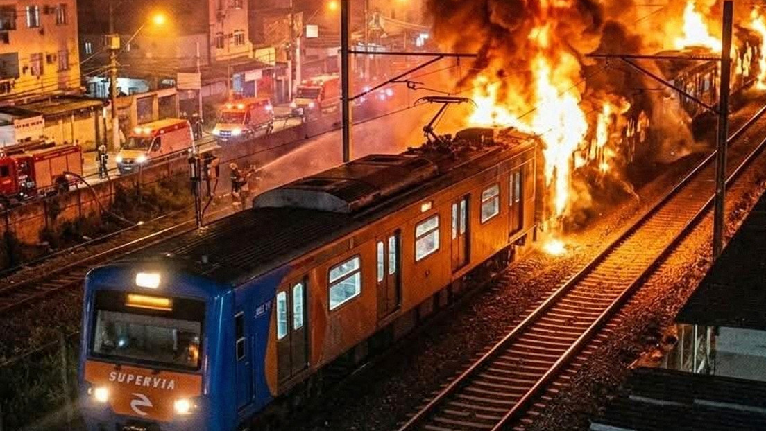 En llamas un tren en la estación Quintino de Río de Janeiro