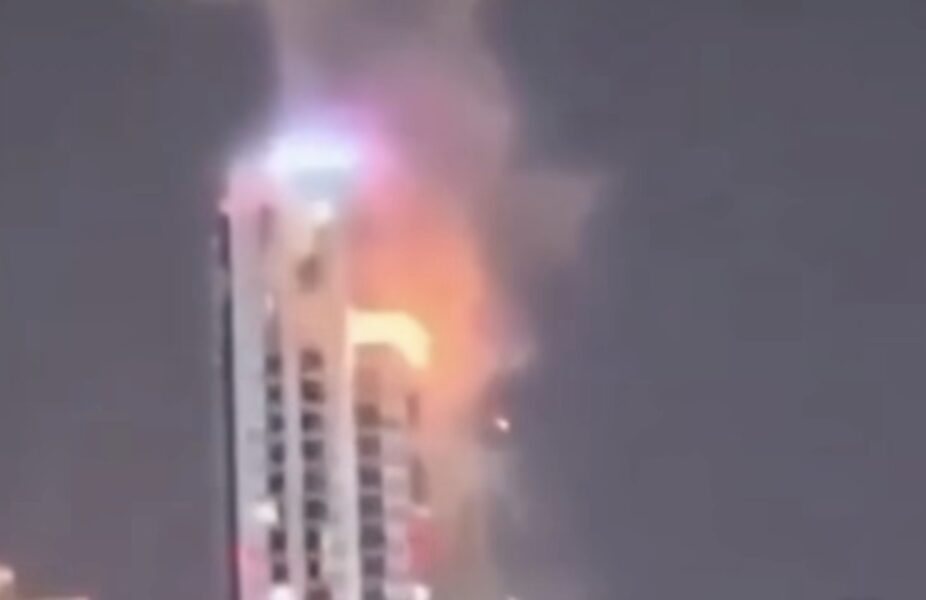 Explosión por presunto impacto de dron afecta sede bancaria en el centro de Dubái