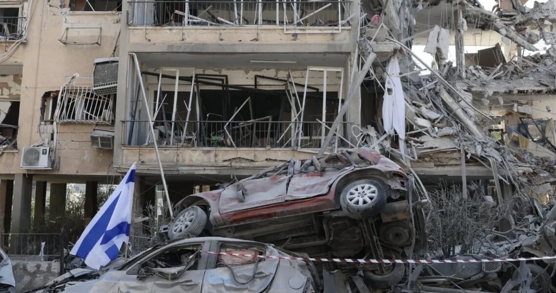 Impactos de proyectiles causan daños estructurales en zonas residenciales de Israel