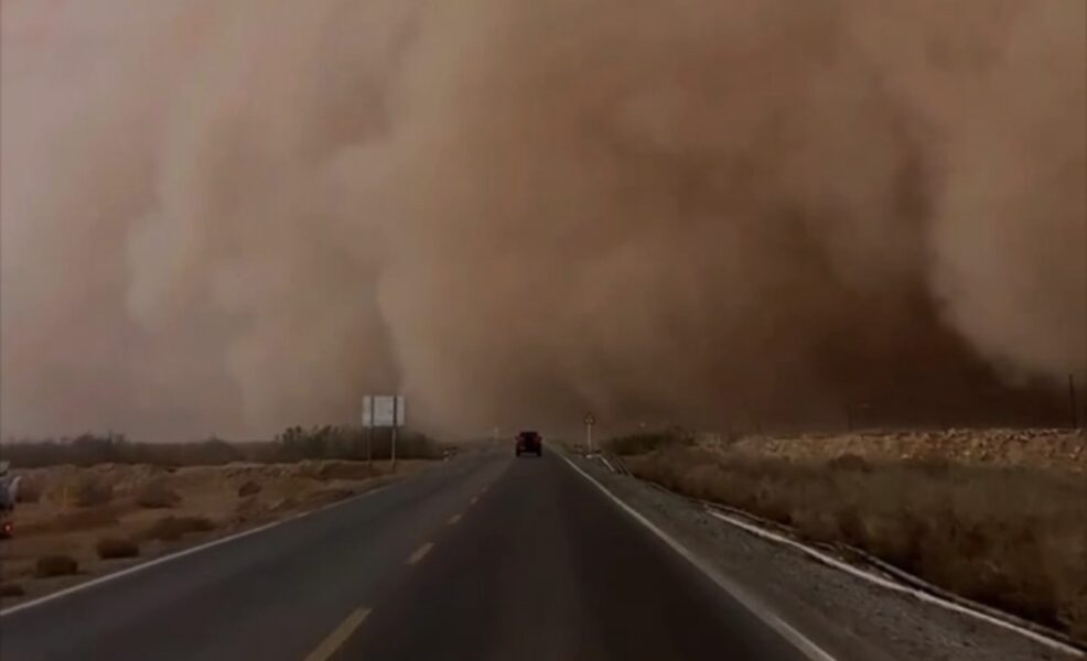 Visibilidad cero en China: Feroz tormenta de arena paraliza las carreteras de Jotán