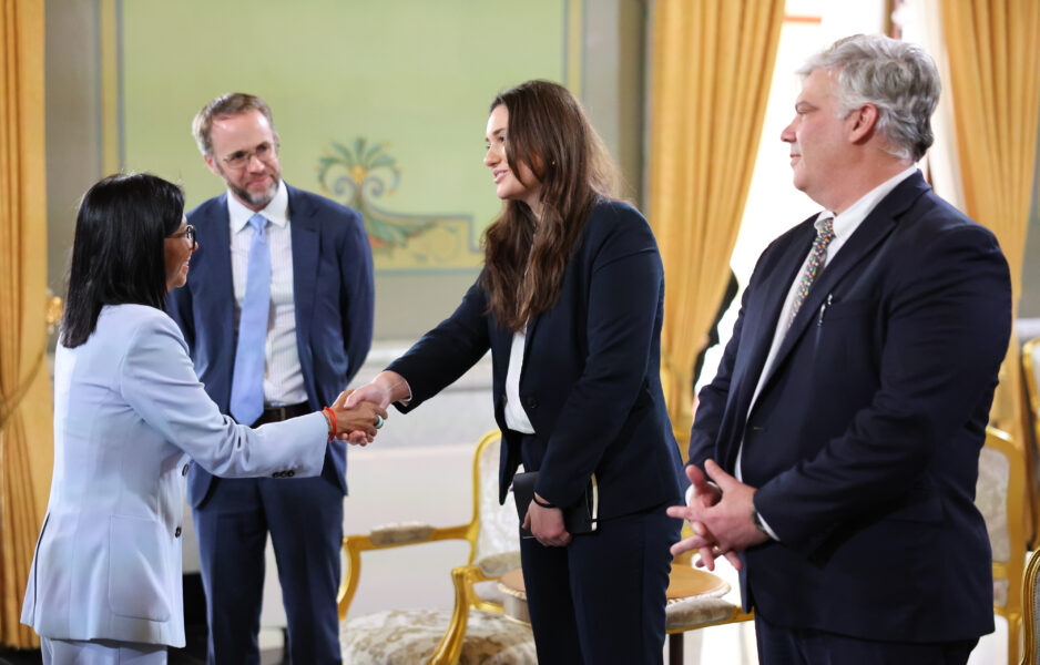 Delegación del senado estadounidense es recibida en el palacio de Miraflores