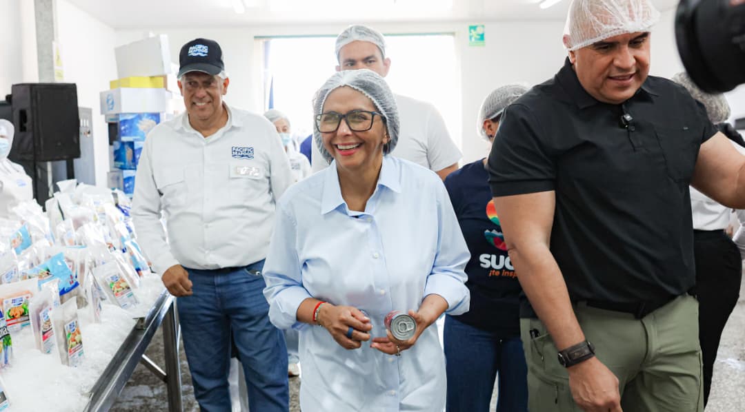 Presidenta (E) Delcy Rodríguez recorre planta de Pacific Seafood en Cumaná