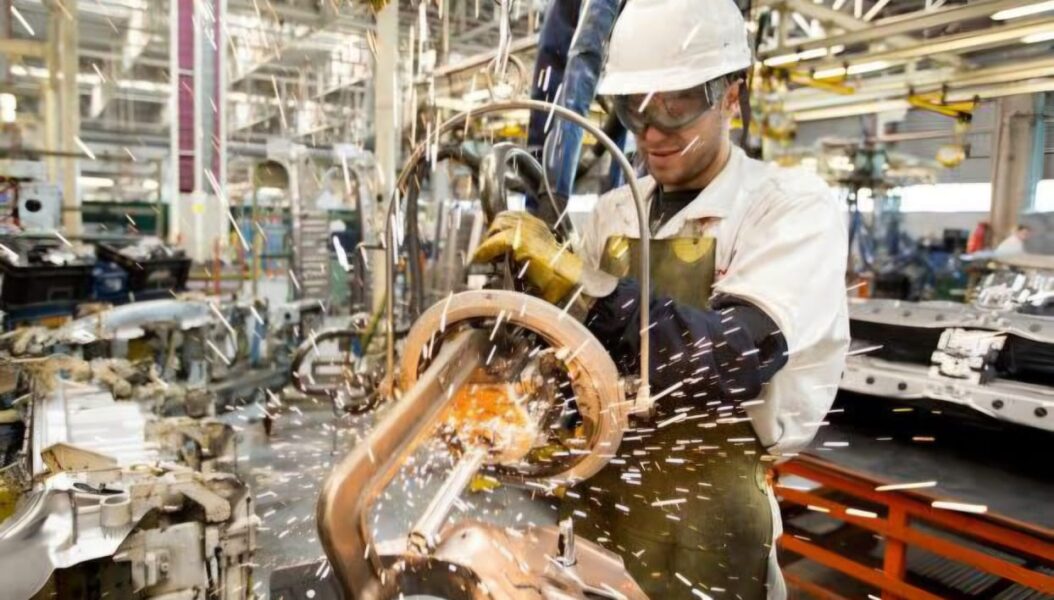 Unión Industrial Argentina alerta sobre despidos y cierres de empresas