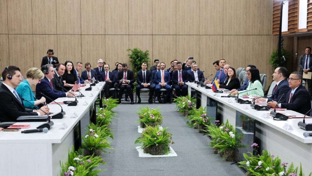 Delcy Rodríguez encabeza reunión con el secretario del Interior de EE.UU. y representantes del sector energético