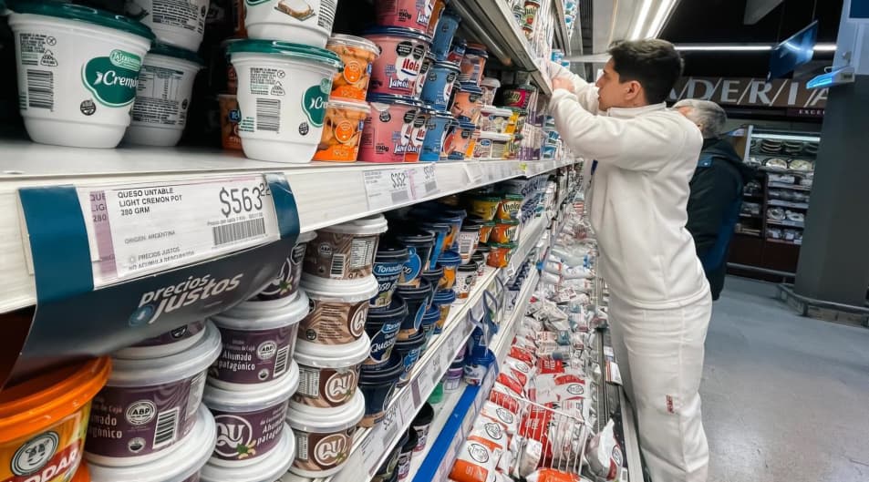 Inflación golpea a Argentina mientras salarios y empleo pierden terreno