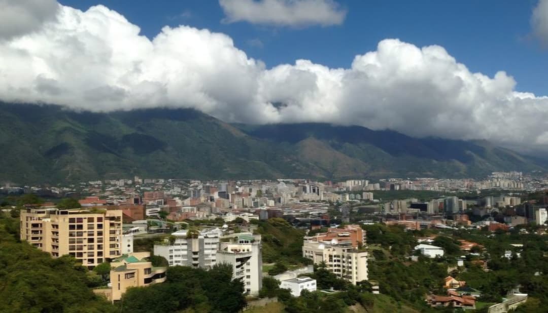 Domingo de cielo variable: estabilidad en varias regiones y lluvias puntuales