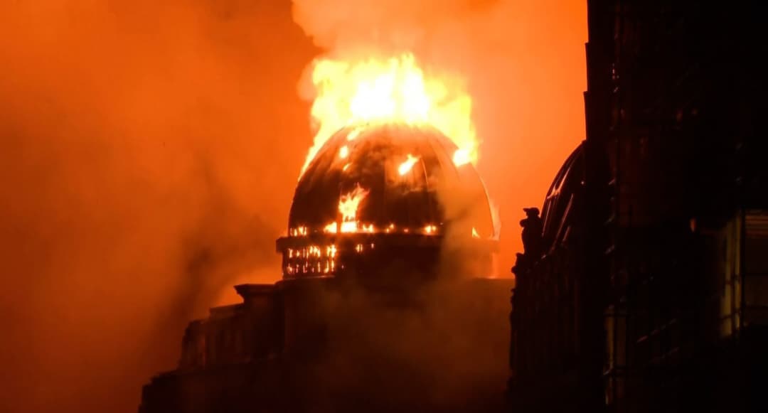 Devastador incendio destruye histórico edificio junto a la estación central de Glasgow