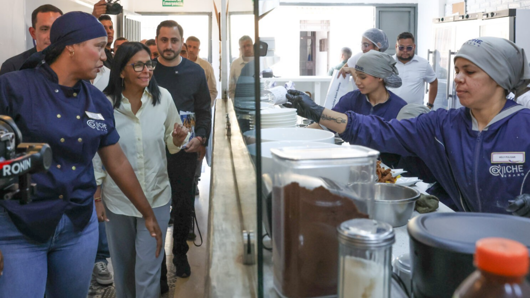 Delcy Rodríguez visita el emprendimiento Ceviche Verano