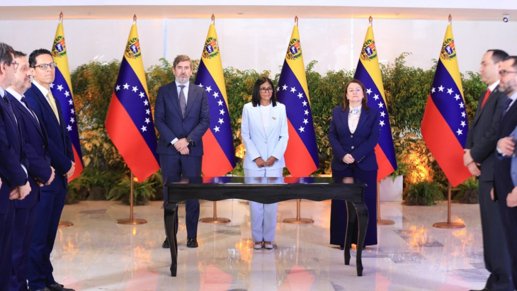 Delcy rodríguez y Repsol firman acuerdos para potenciar el sector petrolero