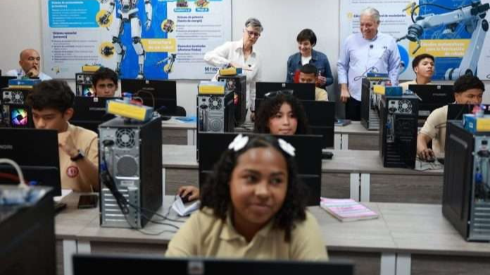 Así es como la robótica llega a los liceos de toda Venezuela