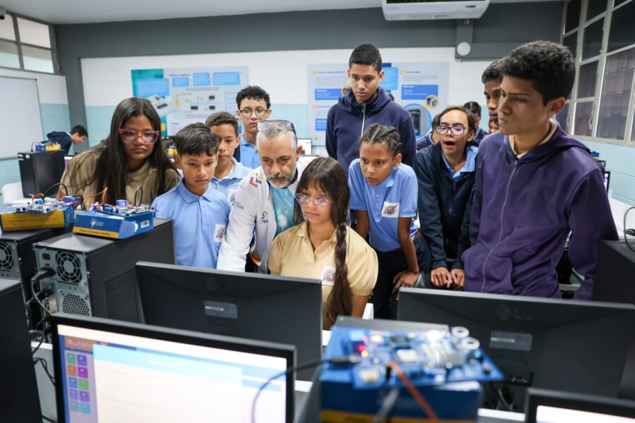 Estudiantes de la ETI Gregorio Mac Gregor recibieron 60 kits científicos