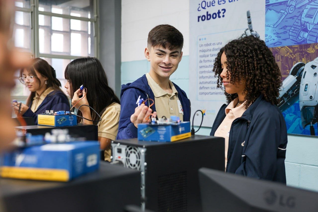 Continúa entrega de kits científicos en el país por el ministerio de Ciencia y Tecnología