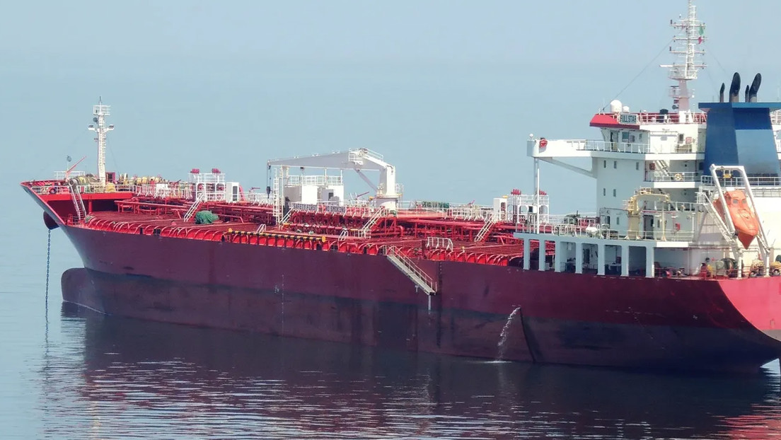 Petrolero chino cruza Ormuz desafiando bloqueo de EE.UU.