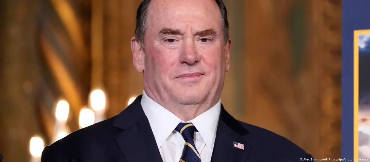 Renuncia secretario de Marina de EE. UU.