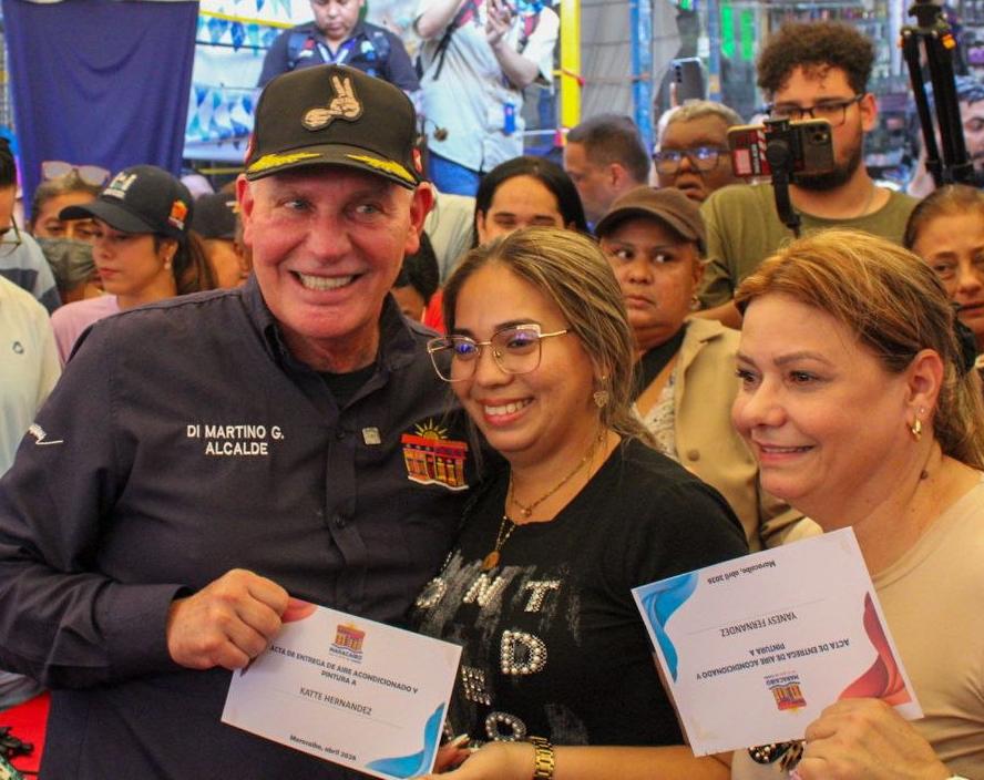 Alcalde de Maracaibo llega a incendio al mismo tiempo que los bomberos