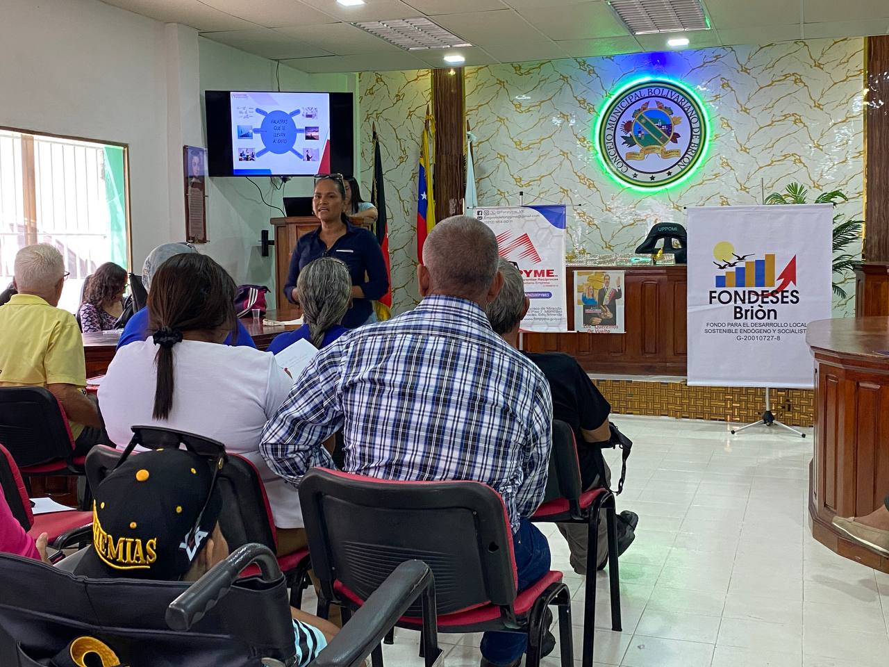 ​Emprendedores de Brión reciben formación estratégica para fortalecer la economía local