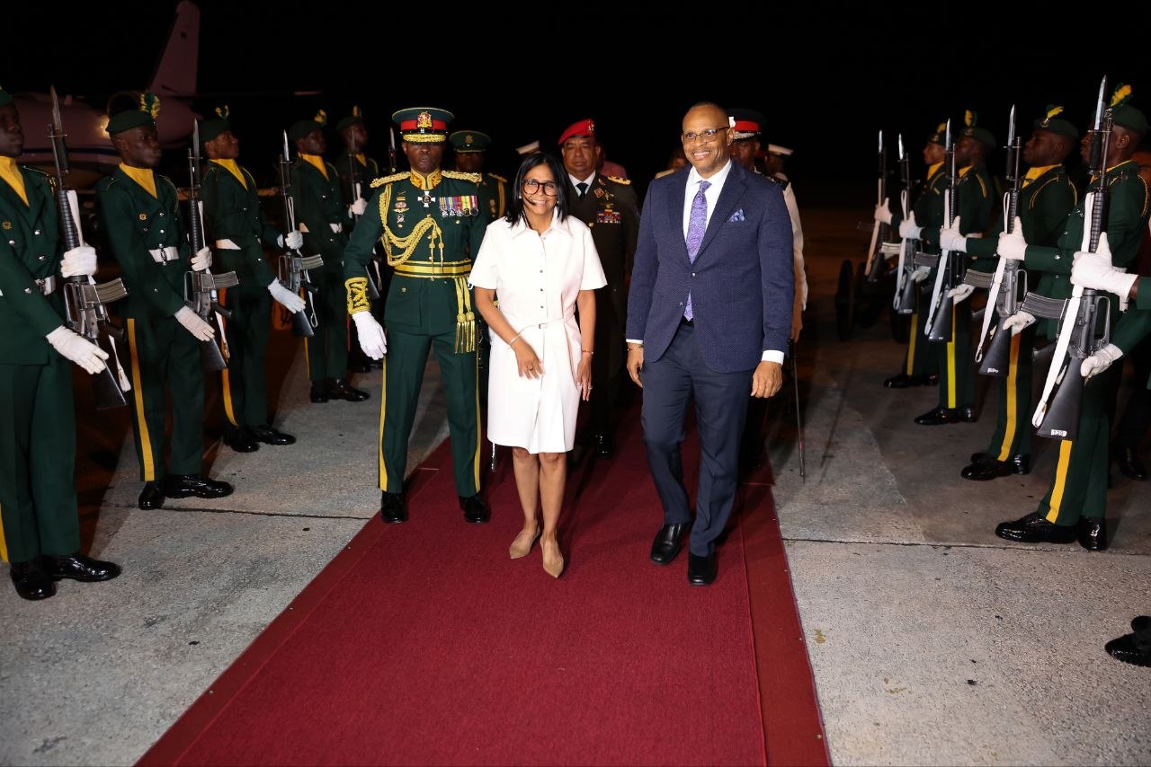 Con honores militares, Barbados recibe a la Presidenta (E) Delcy Rodríguez para fortalecer la unidad regional