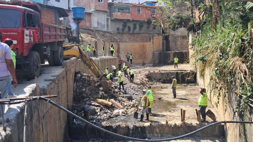 ​Plan Preventivo de Lluvias 2026: Autoridades limpian 127 quebradas y caños en Caracas