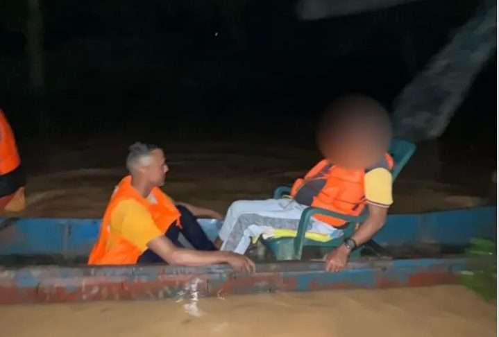 ​Protección Civil rescata en canoa a dos personas tras desborde del río Tucupido