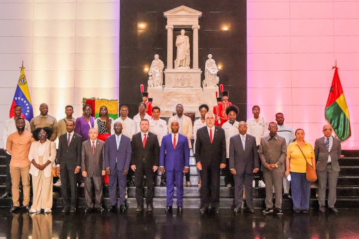 Canciller de Guinea-Bissau rinde honores a Simón Bolívar y ratifica alianzas con Venezuela