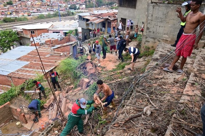 Fuertes precipitaciones causan estragos en la capital este sábado