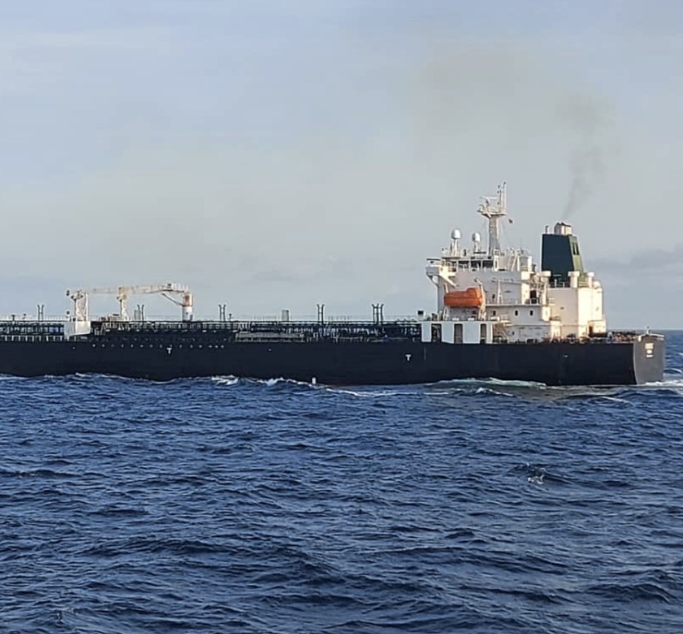 ¡Bloqueo frágil! Buques iraníes desafían el bloqueo naval de EE. UU. en el Estrecho de Ormuz