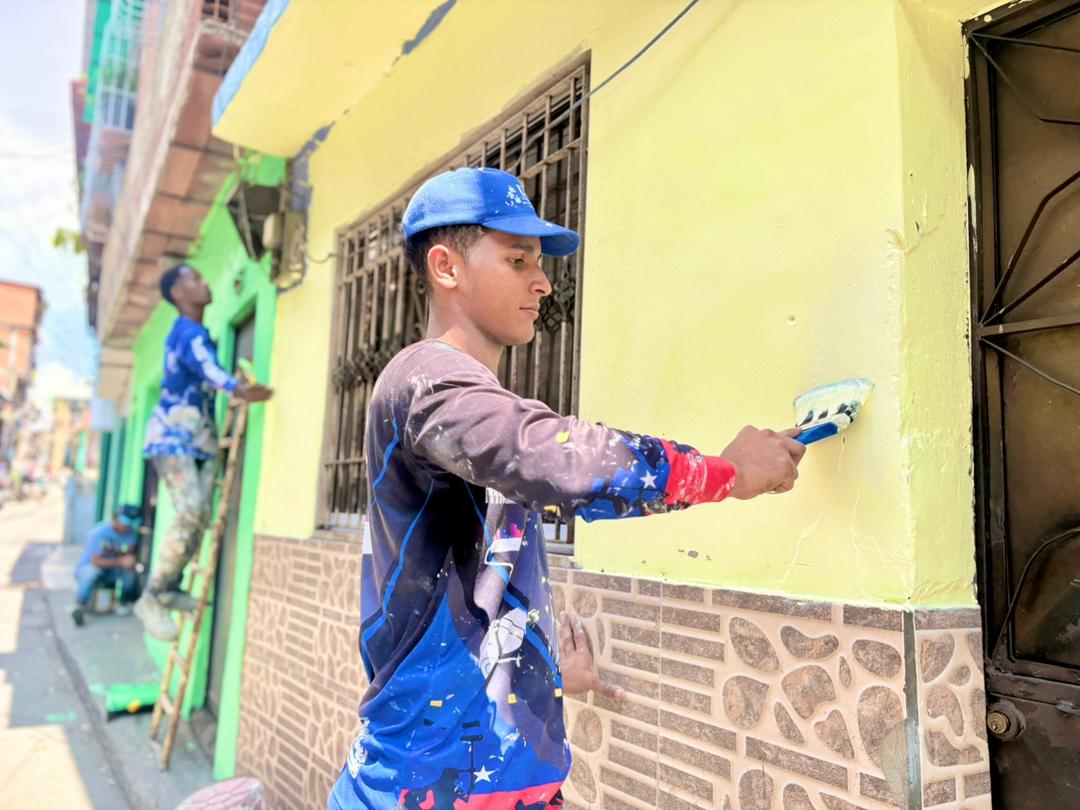 Ministerio de Obras Públicas y Alcaldía rehabilitan fachadas de viviendas en La Silsa Catia