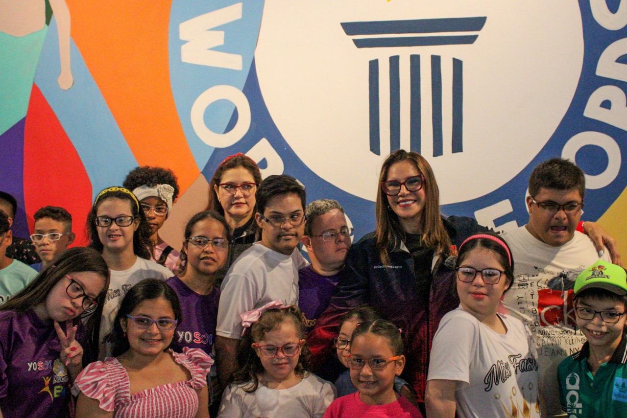 Santa Lucia entrega 70 pares de lentes a niños de Maracaibo