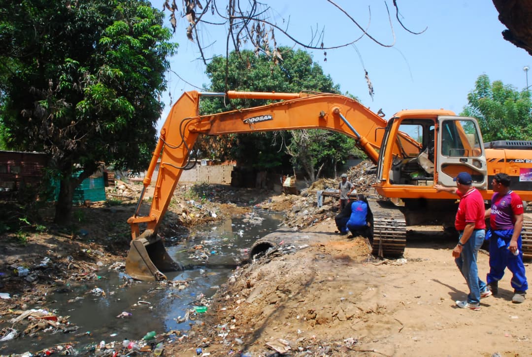 Alcaldía de Maracaibo limpia cañada La Arreaga 