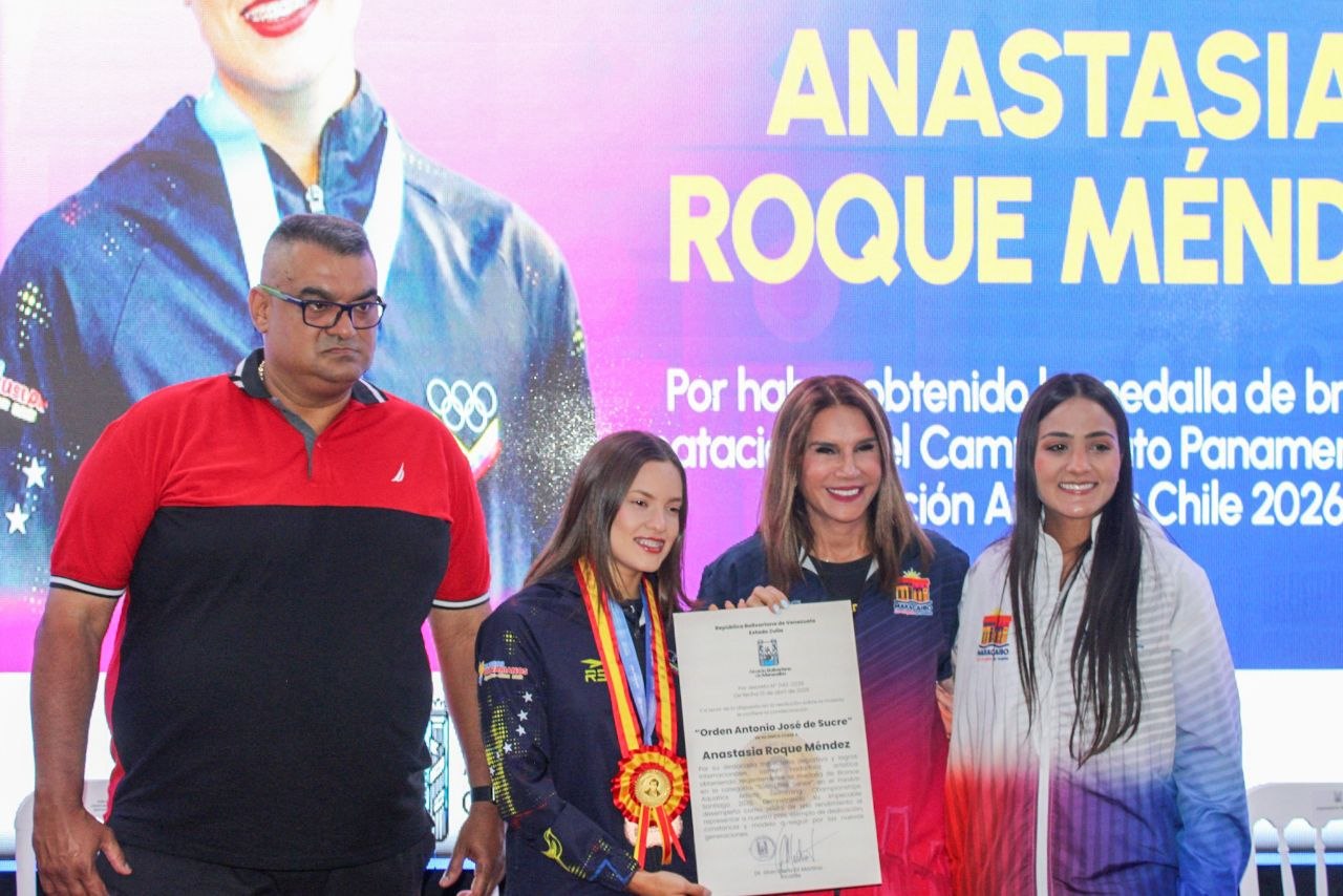 Maracaibo condecora a nadadora Anastasia Roque