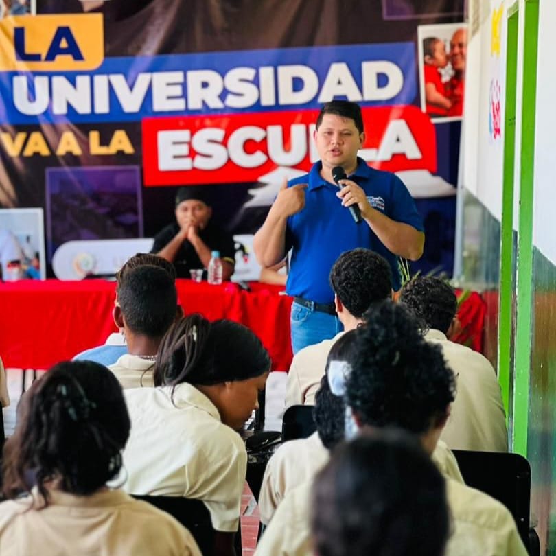 Gobierno de Independencia impulsa el futuro profesional de los bachilleres con el plan «La Universidad va a la Escuela»