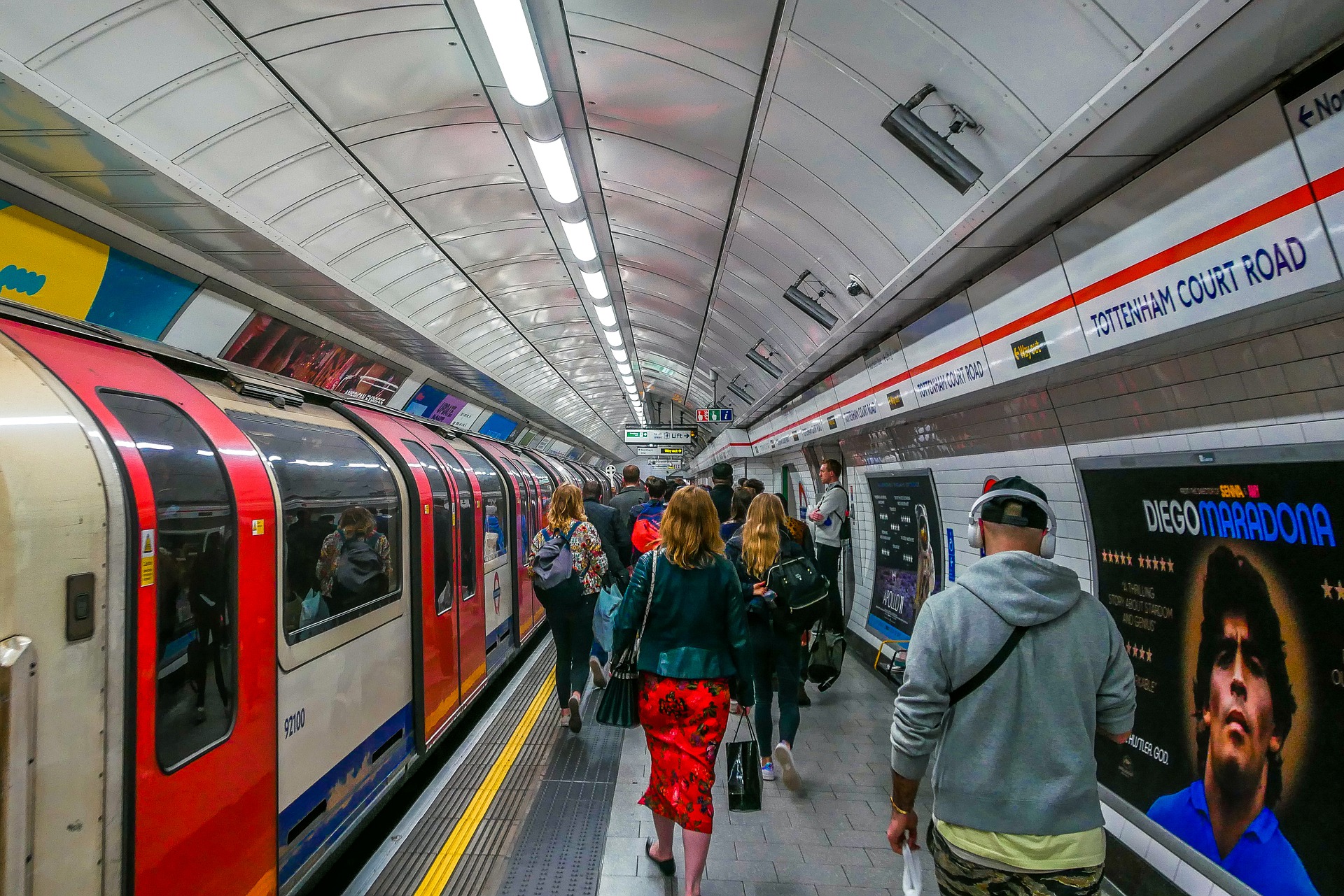 Por misterioso malestar de pasajeros evacúan Metro de Londres