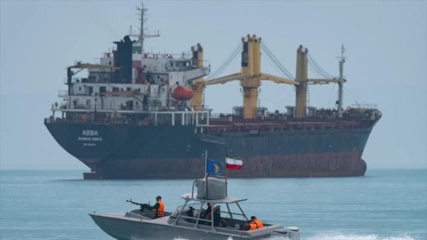 Barcos iraníes burlan bloqueo «infalible» de Trump