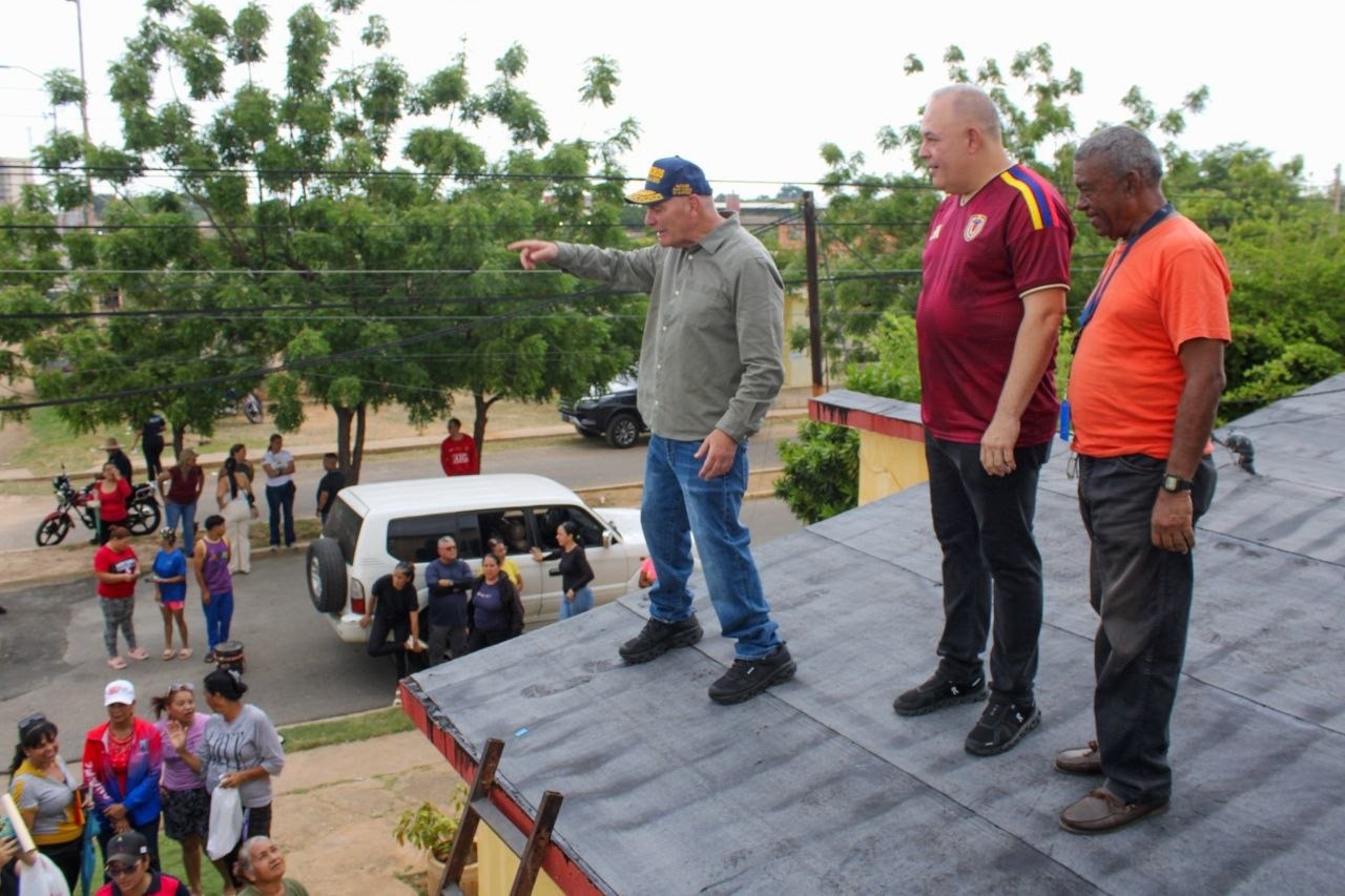 Alcalde Giancarlo Di Martino entrega techos impermeabilizados a familias de Altos de Sol Amada IV