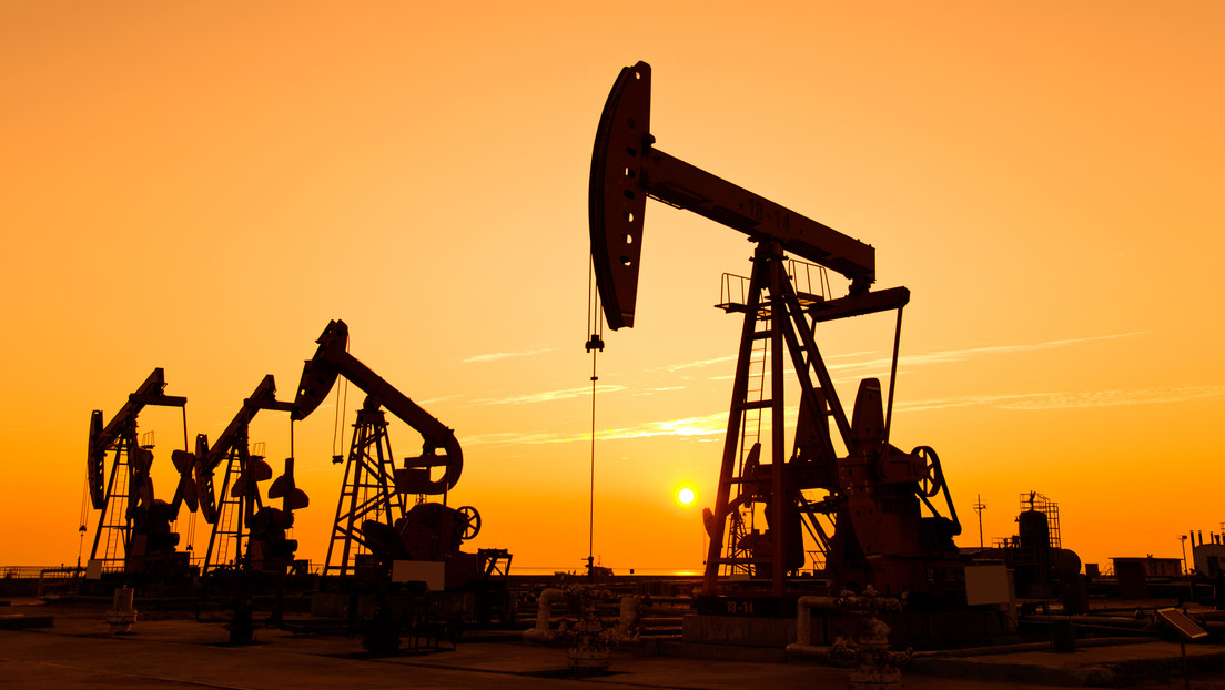 El precio del petróleo se sigue sacudiendo y sube este lunes otro 3 %