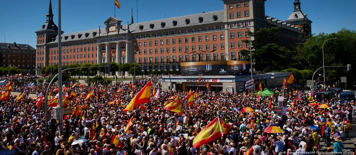 Multitud exige renuncia de Sánchez en Madrid