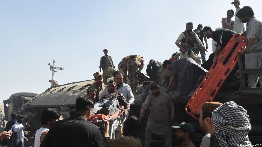 Bomba contra tren militar deja 24 muertos en Pakistán
