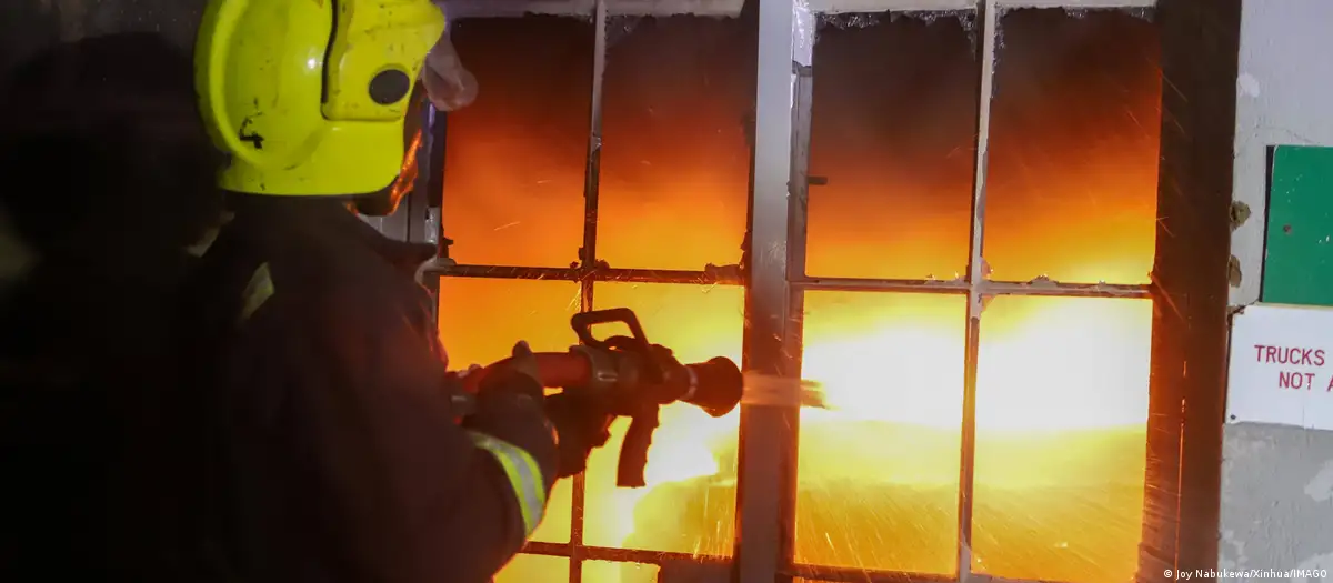 Fuego arrastra internado femenino en Kenia deja 16 muertas