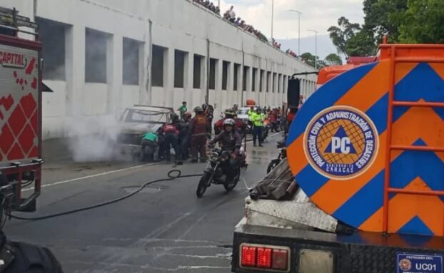 Bomberos controlan incendio de grúa en autopista de Caracas