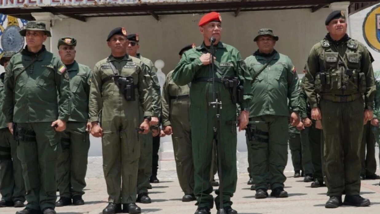 Ministro de Defensa inspecciona industrias castrenses en occidente