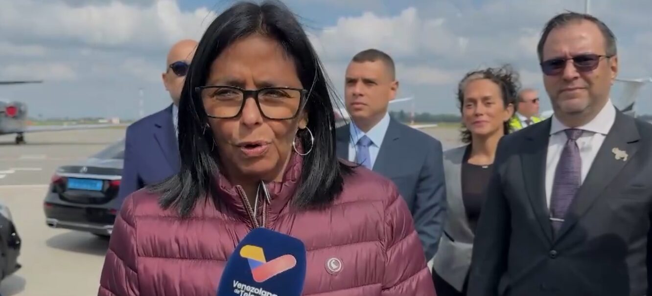 Presidenta (E) Delcy Rodríguez llega a Países Bajos para defender majestad del Acuerdo de Ginebra