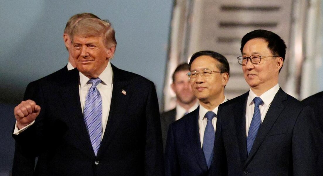 Trump aterriza en Pekín con magnates norteamericanos
