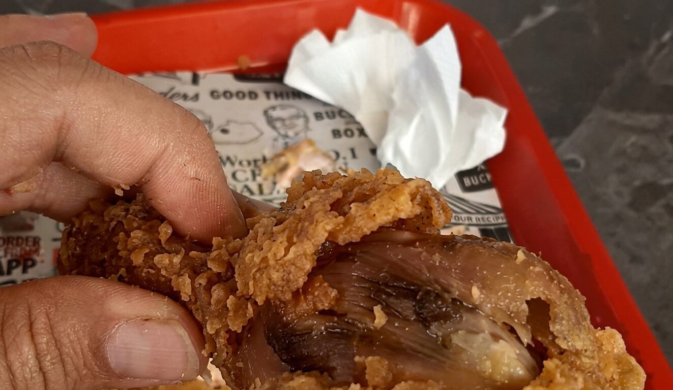 Usuarios de redes sociales denuncian supuesto pollo “recalentado” en promociones de KFC