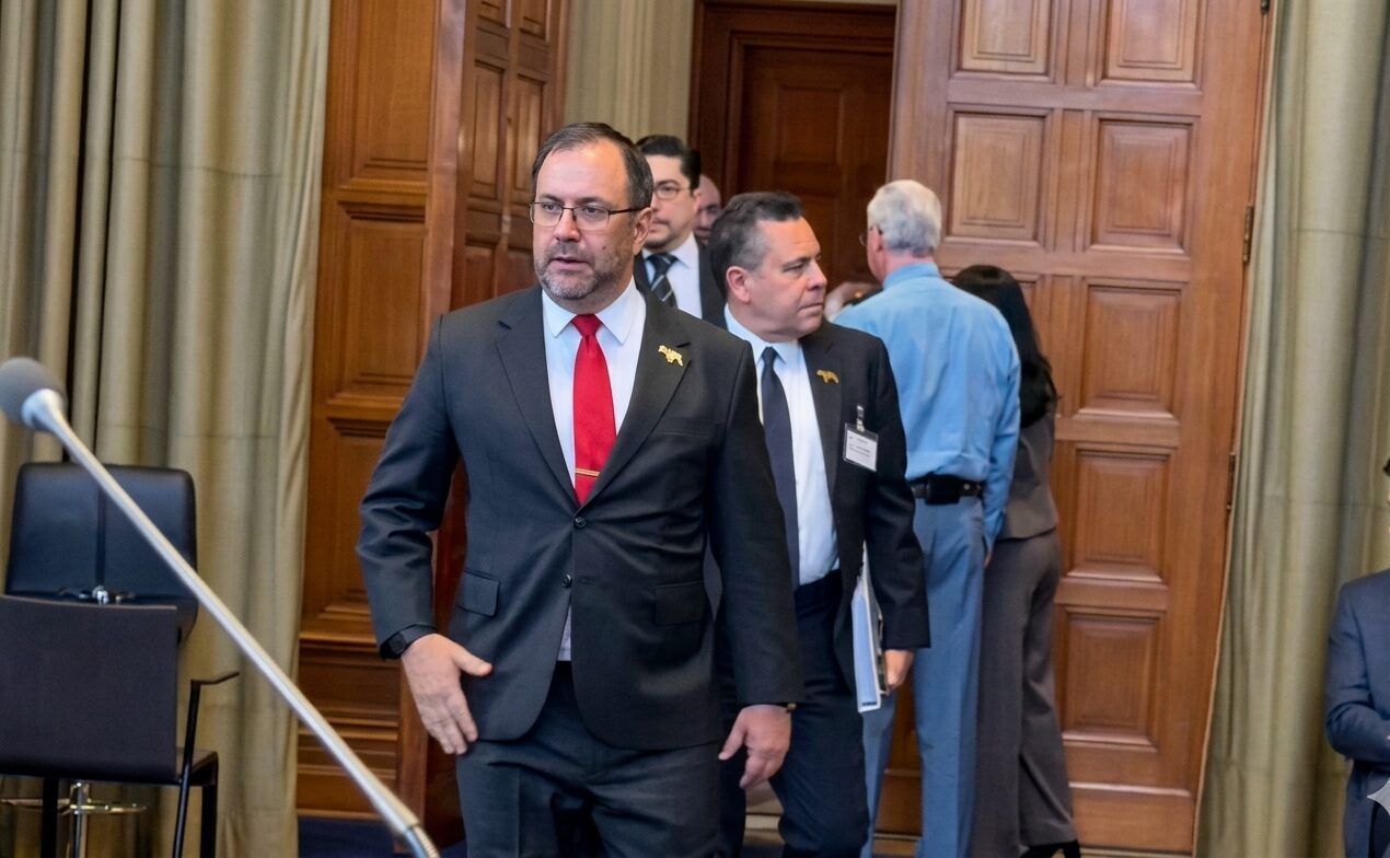 Venezuela planta bandera en La Haya para  denunciar derechos históricos sobre el Esequibo