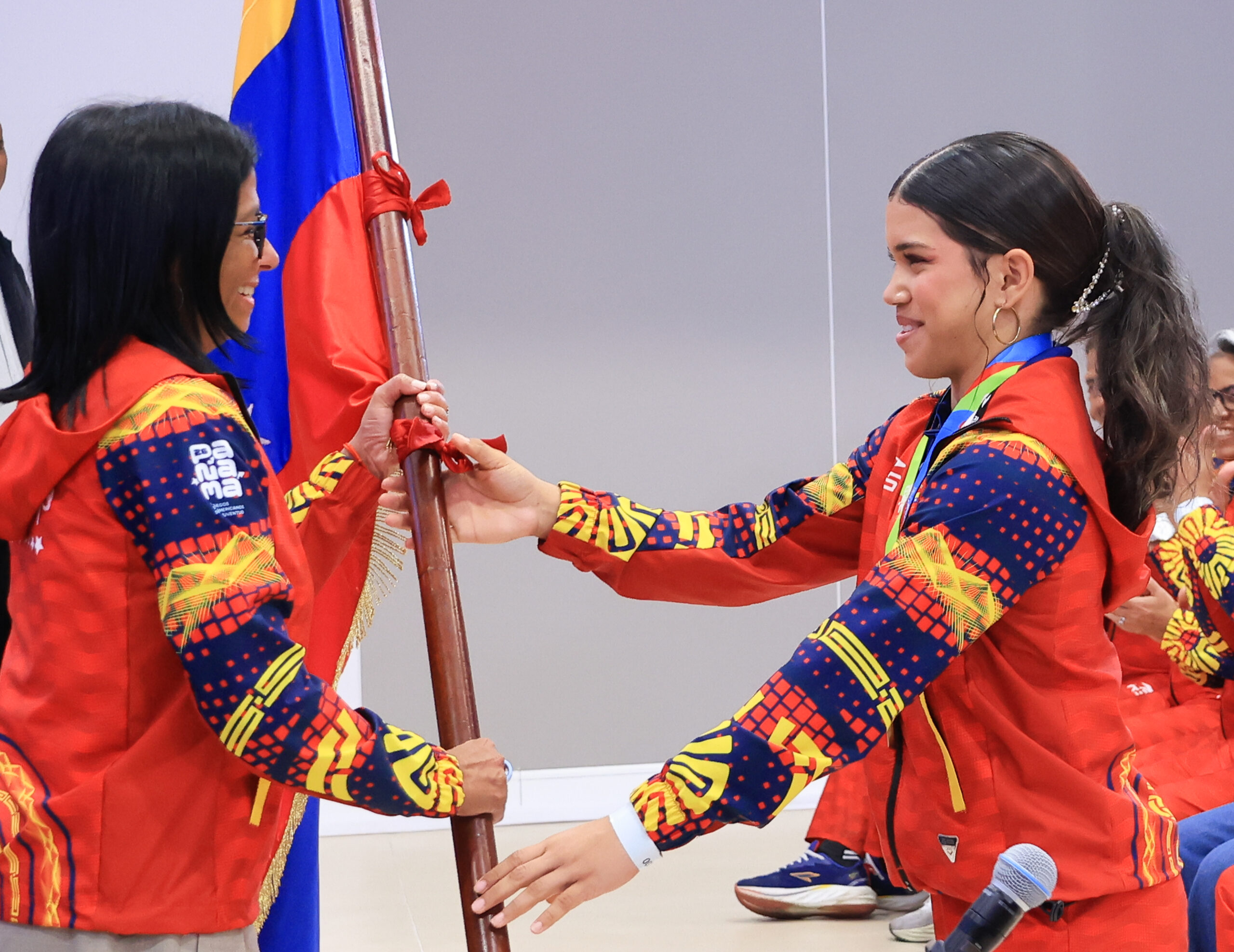 Presidenta (E) Delcy Rodríguez condecora a la generación de oro por hazaña en Panamá 2026