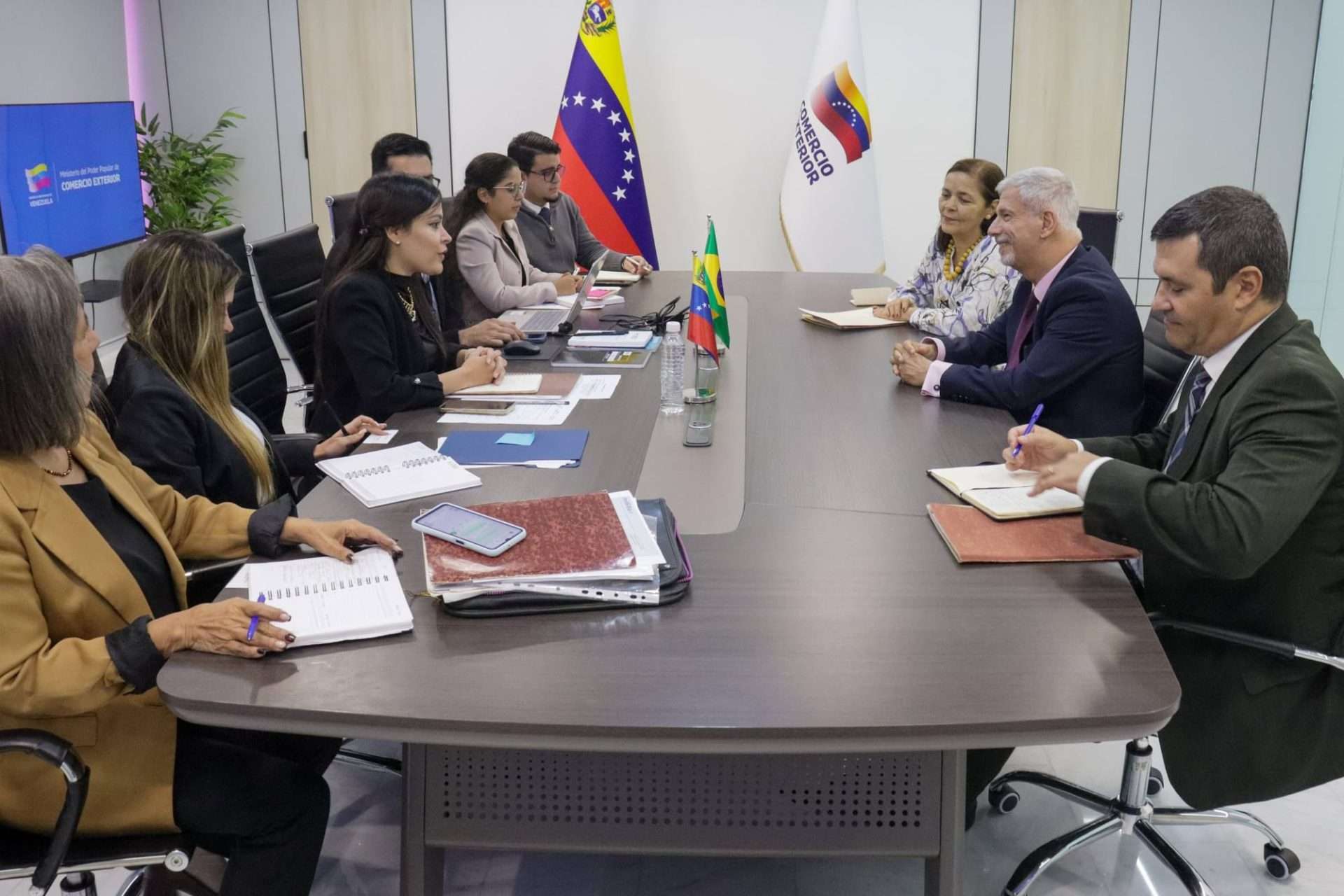 Venezuela y Brasil impulsan integración comercial no petrolera